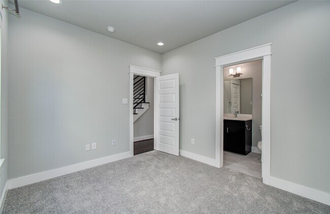 Building Photo - 2116 Naomi St