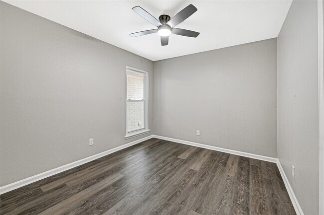 Building Photo - 7410 Woodoak Dr