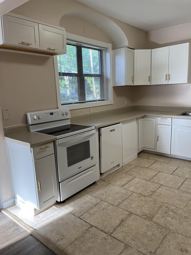 Building Photo - 5105 Hollycrest Dr