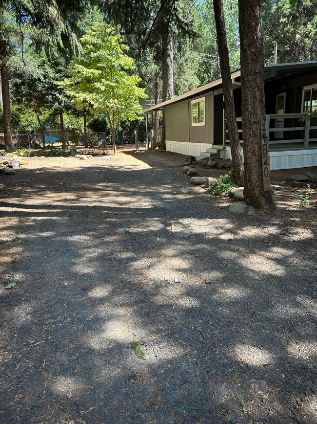 Building Photo - 14820 Glenwood Dr