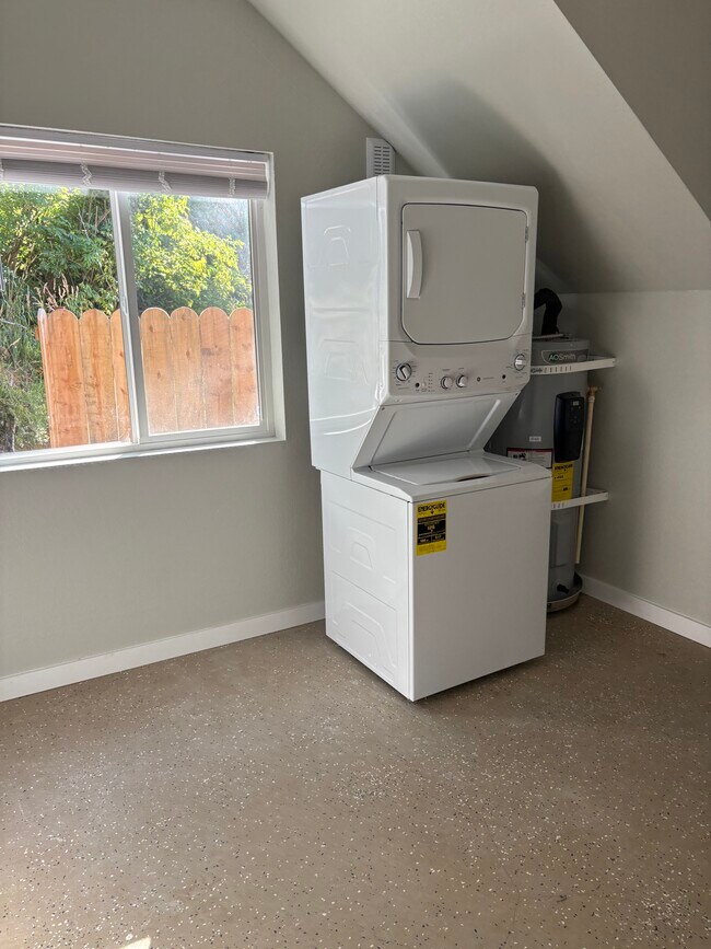 Building Photo - 682 Elm Ave