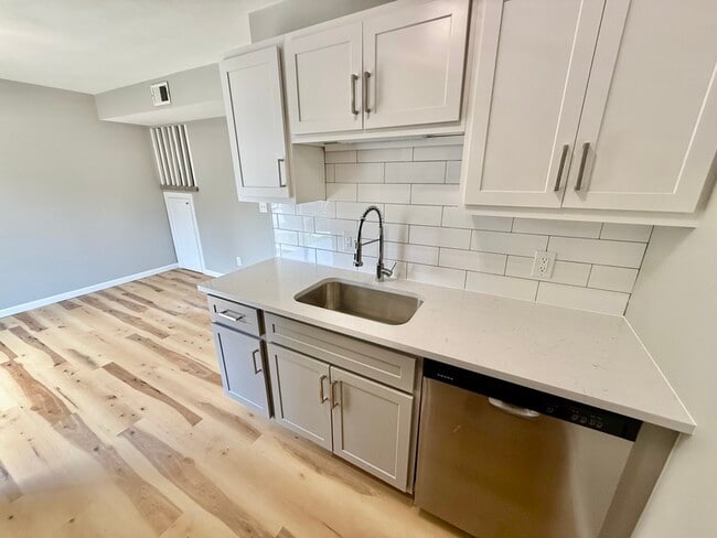 Building Photo - 821 N Cherry St