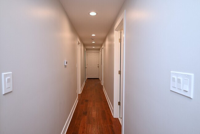 Building Photo - 1630 W Thorndale Ave