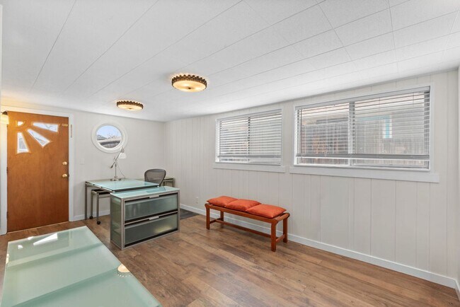 Building Photo - Style Meets Location 3 Bedroom 3 Bathroom Single Family Home - Must See