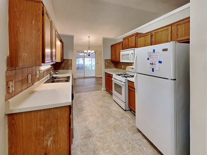 Building Photo - 1410 Stoneleigh Way