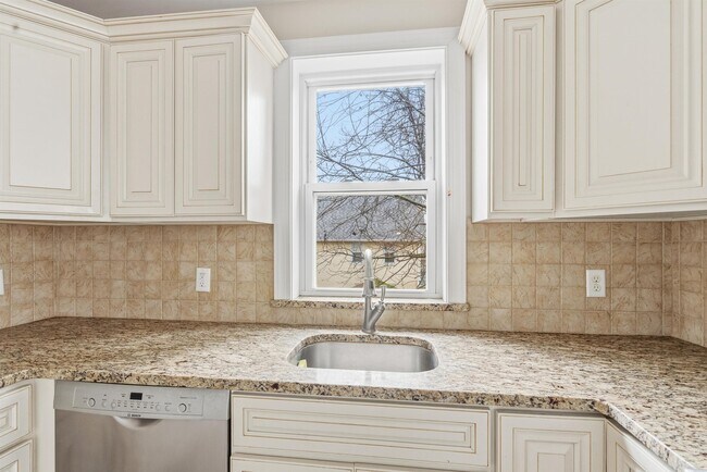 Building Photo - 168 Woodside Ave