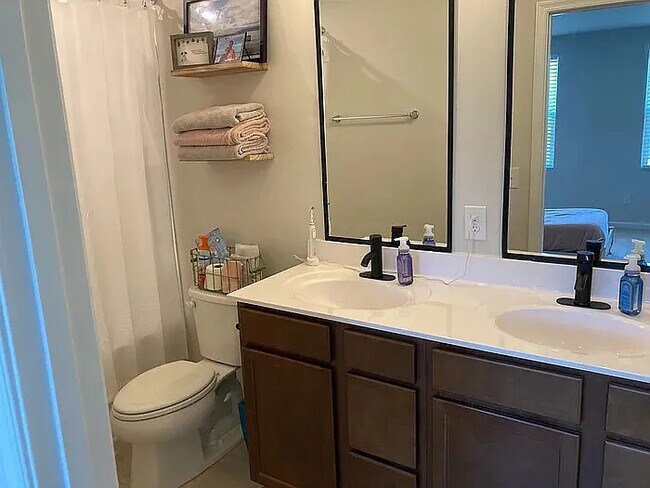 Building Photo - 4 Bedroom 2.5 Bathroom