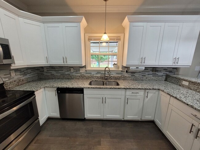 Building Photo - Beautiful 4 Bedroom, 2.5 Bath Home