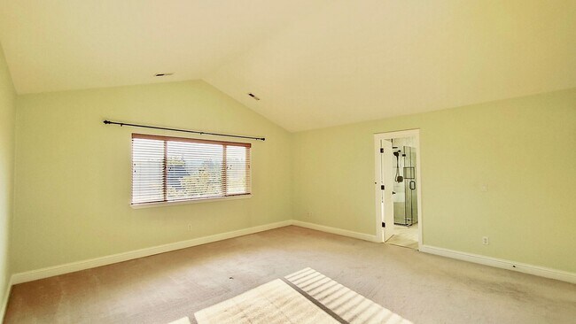 Building Photo - **$1000 OFF FIRST FULL MONTHS RENT**  Gorg...