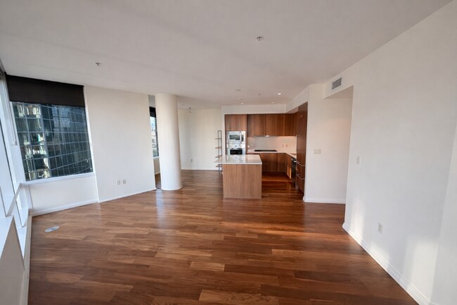 Building Photo - 1Bd/1.5Ba Bellevue Condo