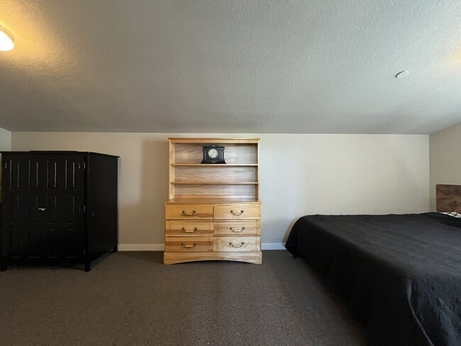 Building Photo - Spacious 2,511 Sq Ft Wilsonville Townhome with Vaulted Loft, Modern Kitchen & Attached Two-Car Ga...