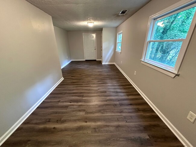 Building Photo - 3 Bedrooms, 1 Bathroom - North Rome House