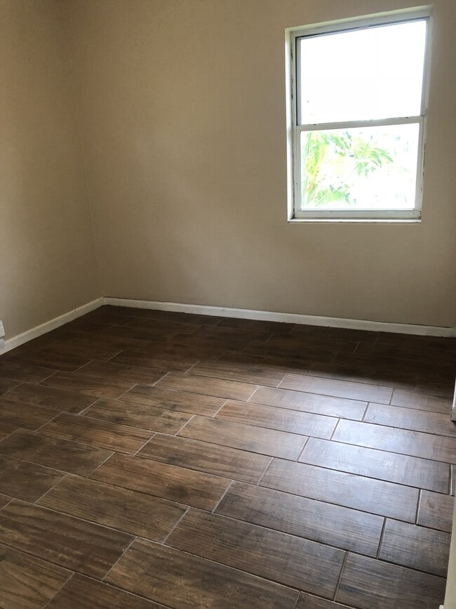 Building Photo - 2 Bed 1 Bath Home | Pet Friendly with Fenced Yard | Washer Dryer Hook Ups | Section 8 Welcome