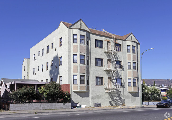 Building Photo - Avenal Avenue Apartments