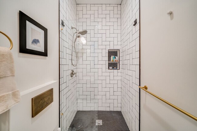 Building Photo - Cole Valley/Ashbury Heights: Remodeled Fla...
