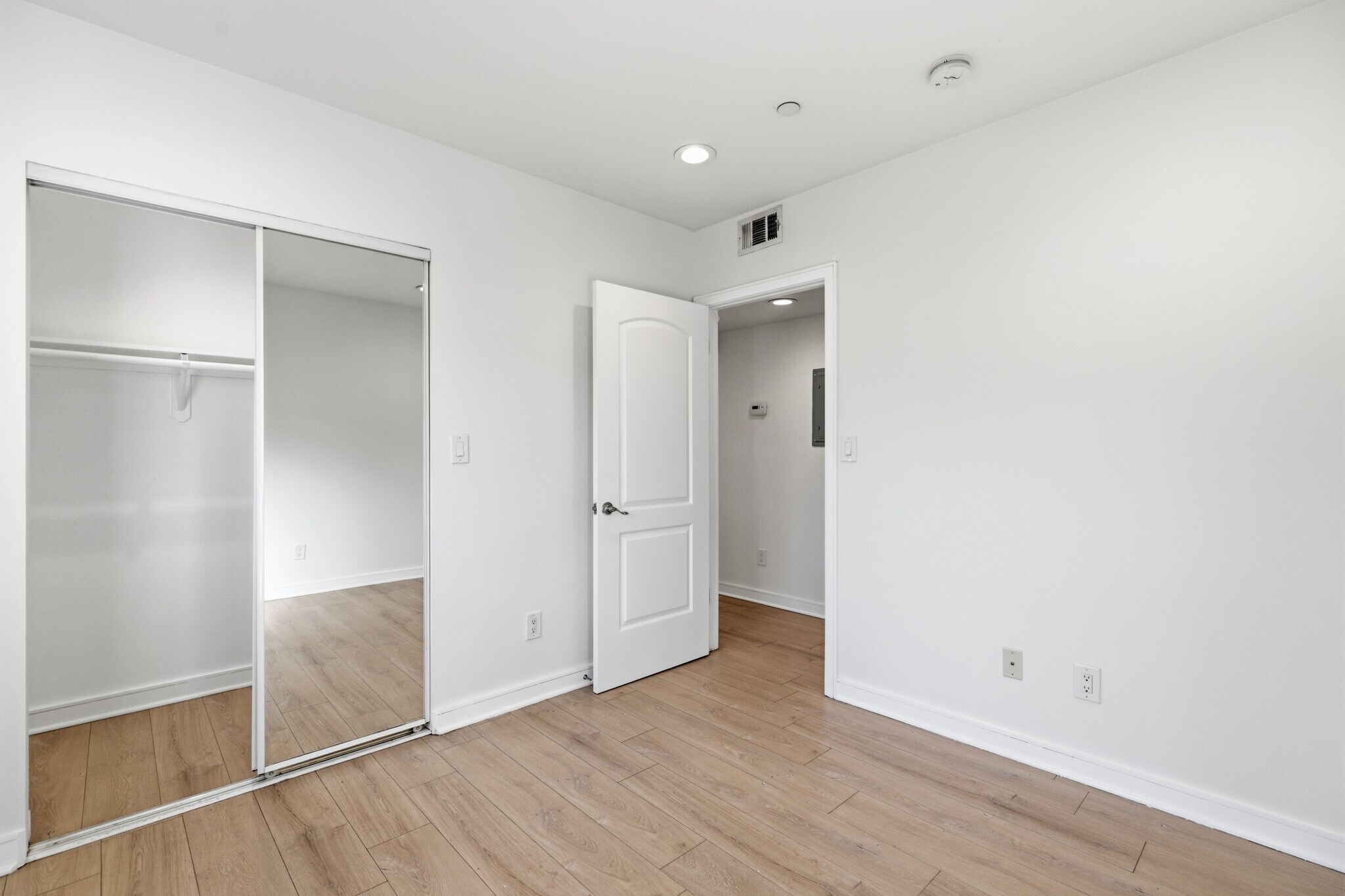 Building Photo - 5646 Lexington Ave