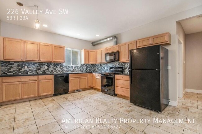 Building Photo - 226 Valley Ave SW