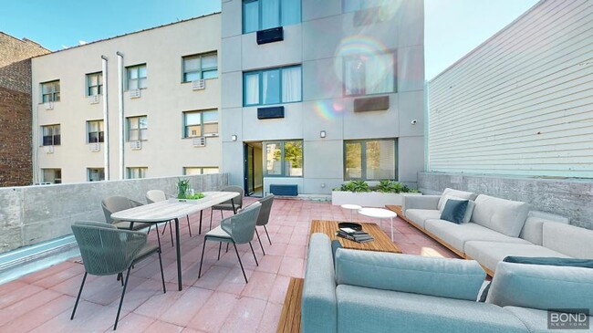 Building Photo - 3 bedroom in Queens NY 11102