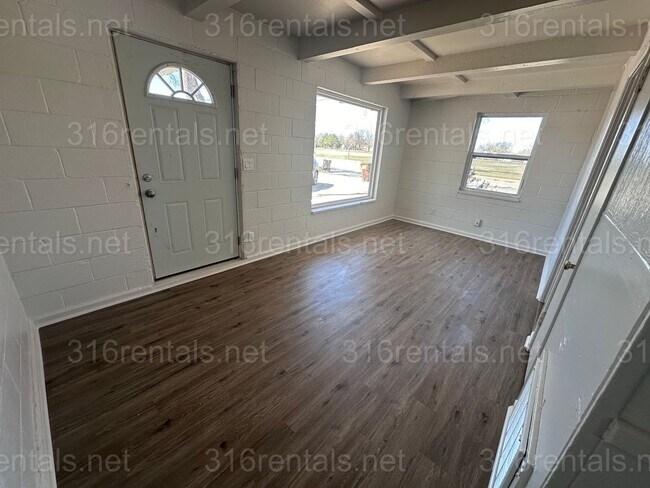 Building Photo - $650 - 1 bed 1 bath - Duplex