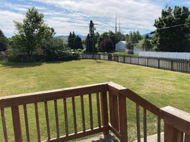 Building Photo - Green Acres Split Level
