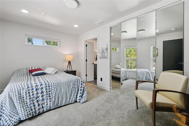 Building Photo - 1851 Royal Oak Pl E