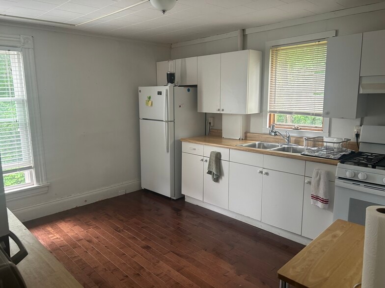 Kitchen - 305 N Lowell Ave
