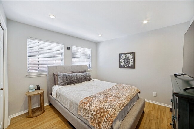 Building Photo - Stylish 3-Bed, 2.5-Bath Townhome with Fireplace & Move-In Ready Upgrades