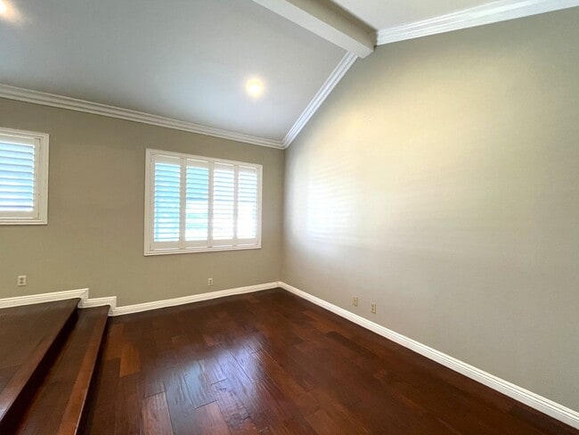 Building Photo - 4 bed, 3 bath located in Anaheim!