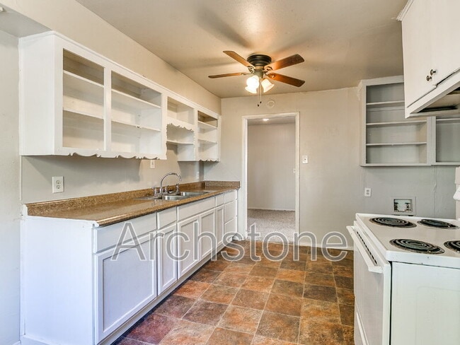 Building Photo - 527 E Boeing Dr
