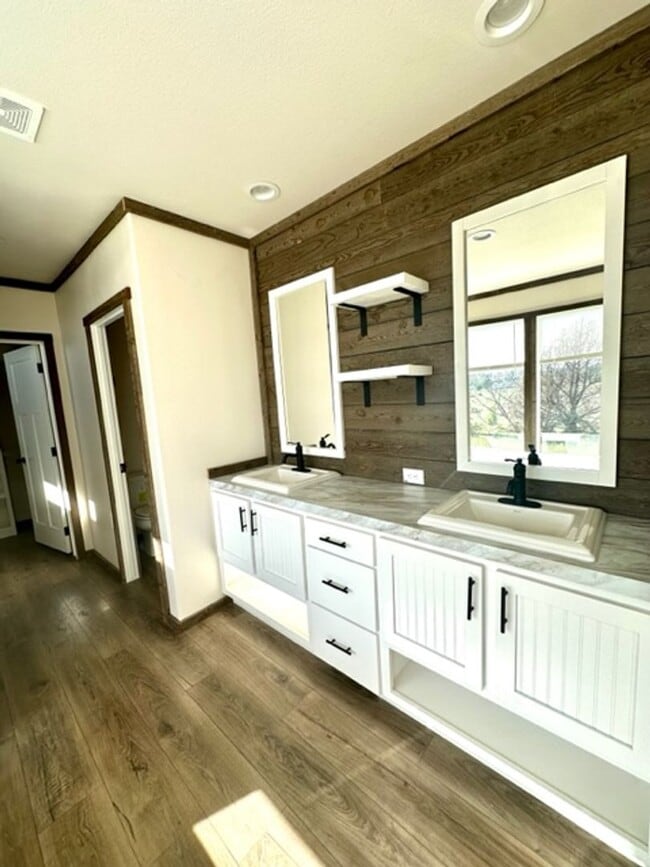 Building Photo - Stunning interior of this single level hom...