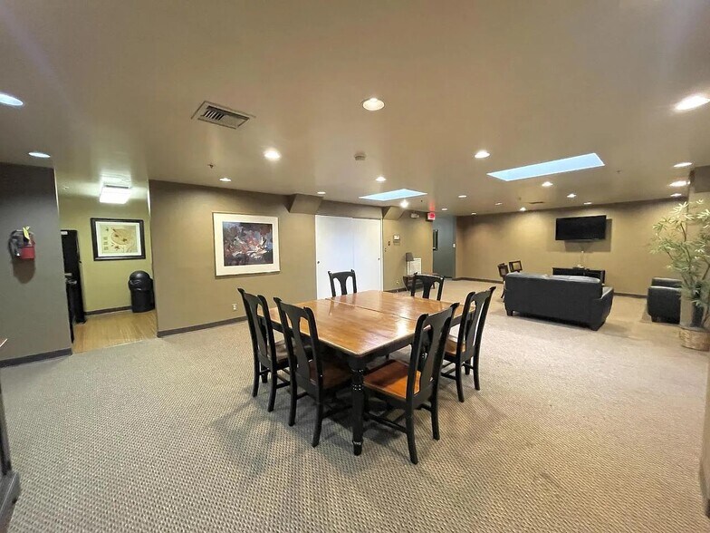 Building Photo - 234 N Broadway