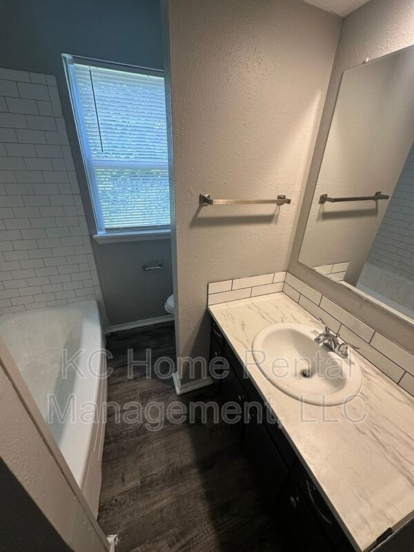 Building Photo - 212 N Oak Dr
