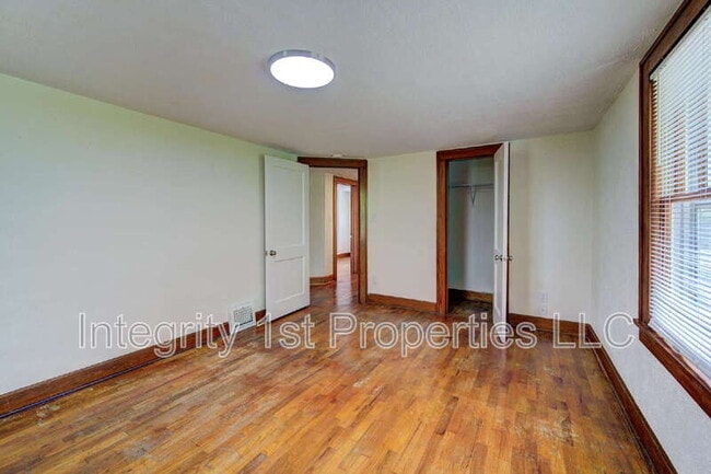 Building Photo - 4226 NE Antioch Rd