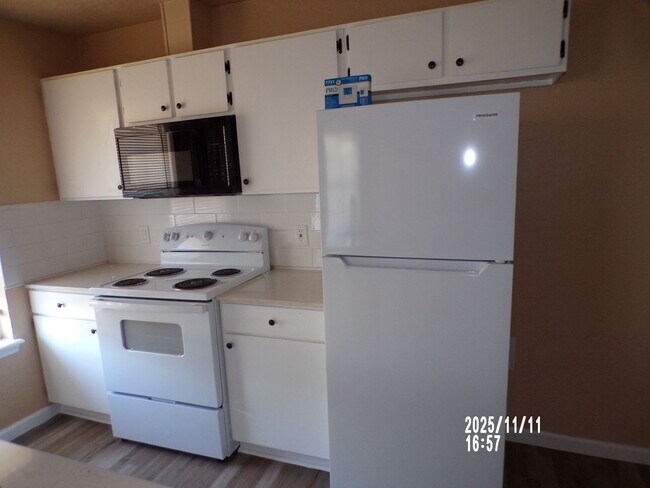 Building Photo - home located close to Bishop School District