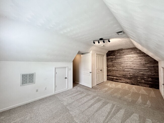 Building Photo - 5 Bedroom Ready NOW! Pet Friendly, Community Pool, Clubhouse, Fitness Center, Kayak Launch, Playg...