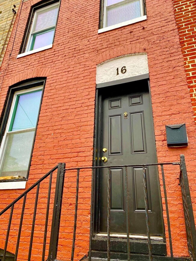 Building Photo - 16 N Madeira St