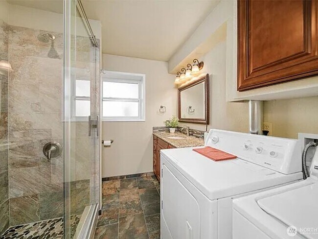 Building Photo - Luxury Home with Views, Maintained Pool and Yard. 5Bed, 3 Bath Great Location