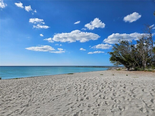 Building Photo - 1555 Tarpon Center Dr