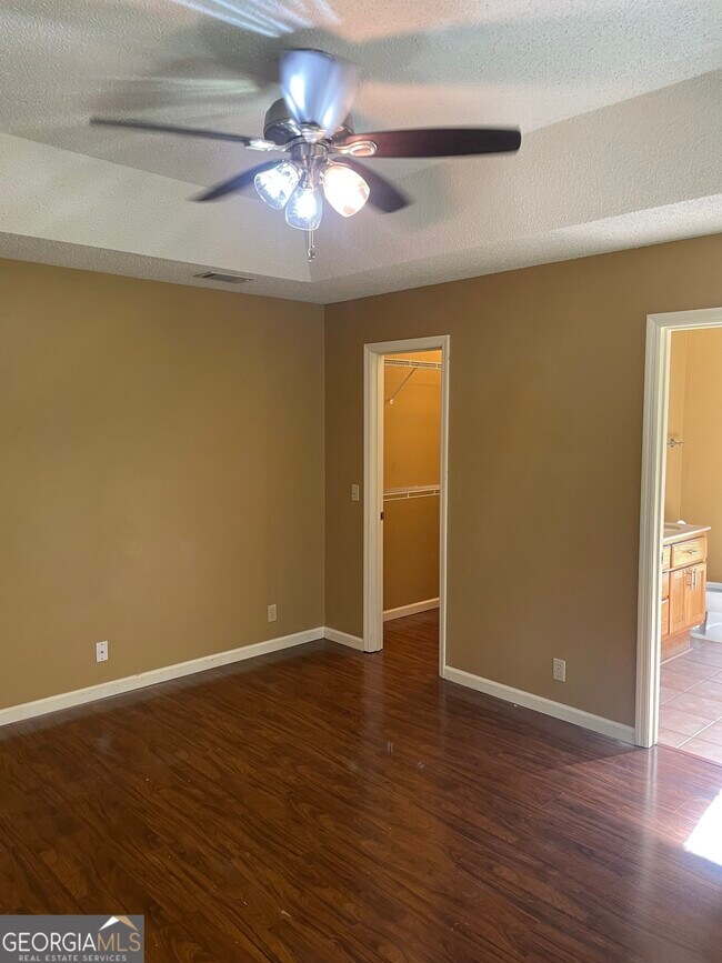 Building Photo - 108 Acorn Ct