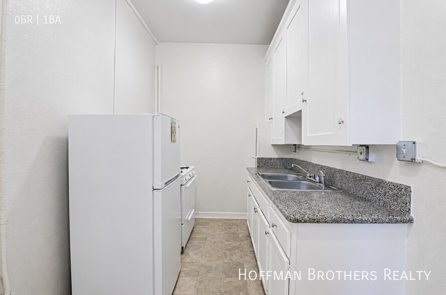Building Photo - 425 S Grand View St