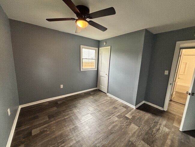 Building Photo - 2321 Harmont Ave NE
