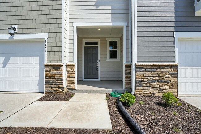 Building Photo - BRAND NEW TOWNHOME Available now, DEPOT 499 in Apex!