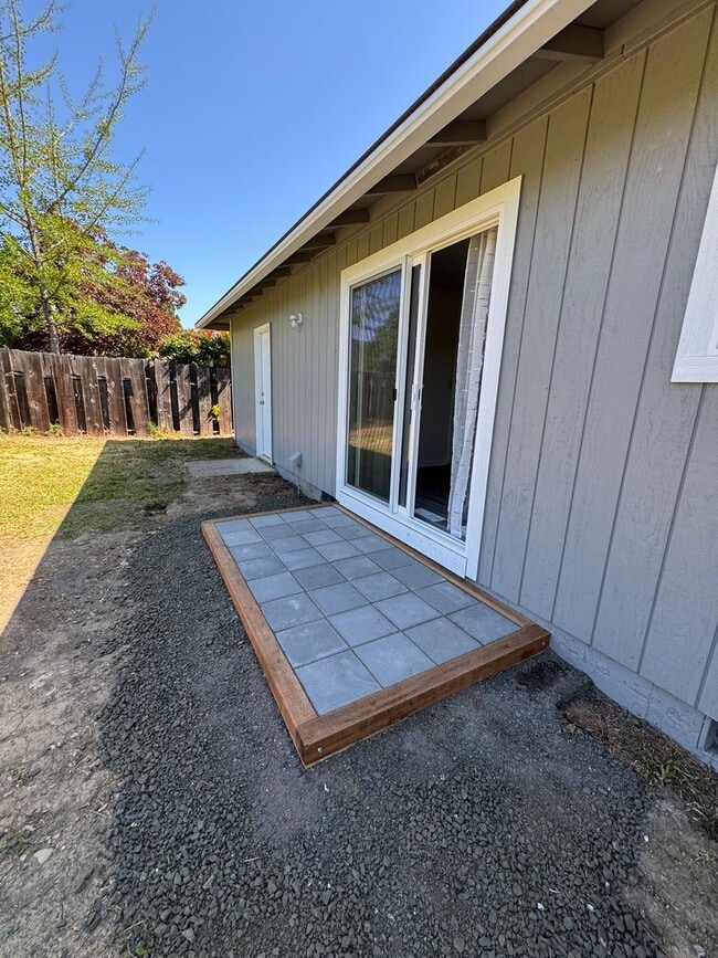 Building Photo - Myrtle Creek 3 bedroom home with 1 car garage