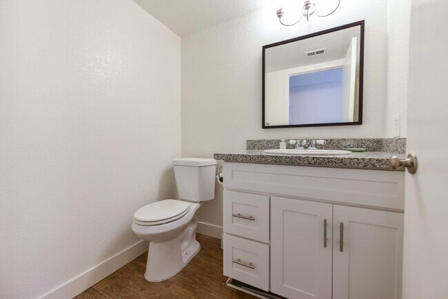 Building Photo - FOR RENT 2BD/1.5 BA/2 parkings/ Town House