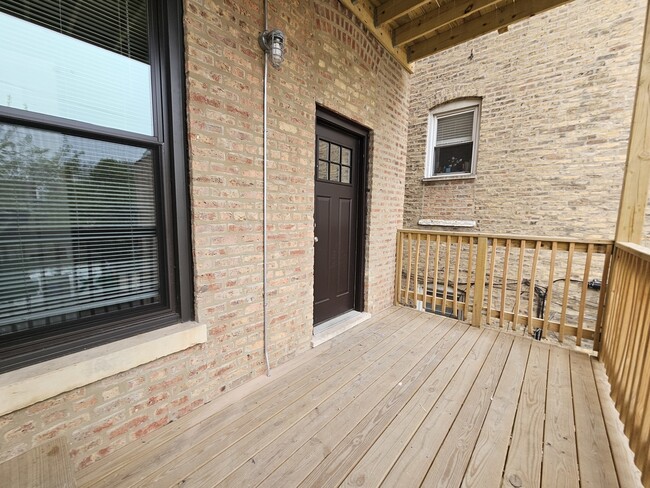 Building Photo - 1415 W Erie St