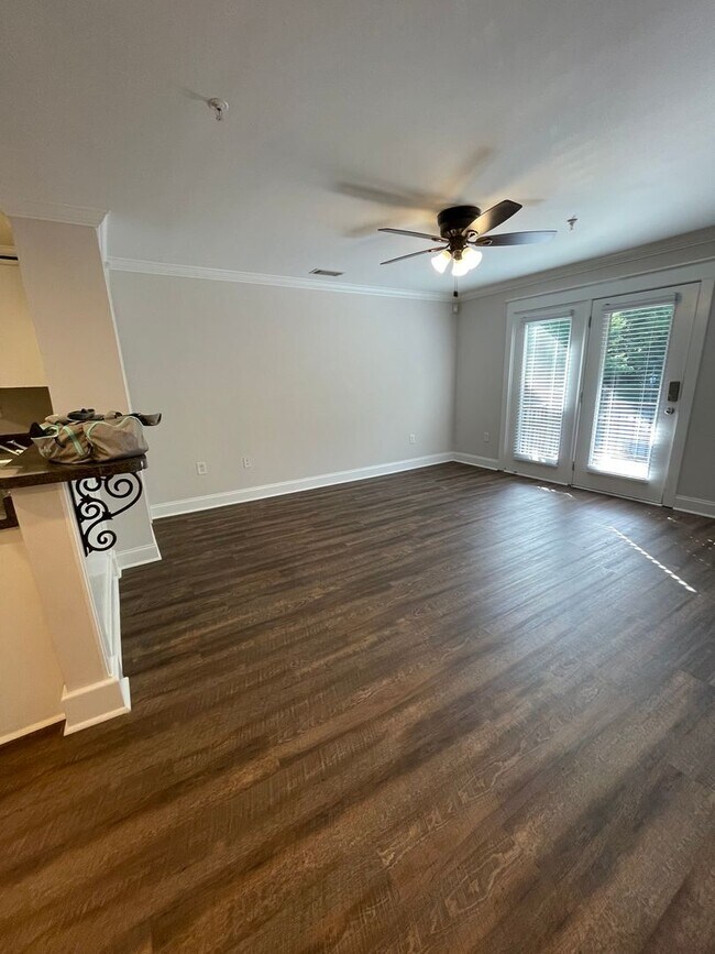 Building Photo - Three Bedroom Townhouse Available!