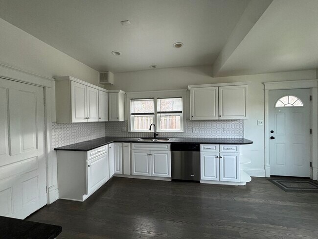 Building Photo - 103 S 4th St