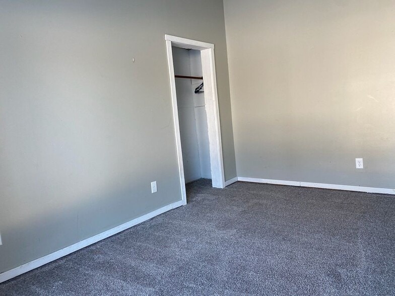 Building Photo - 126 Main St W