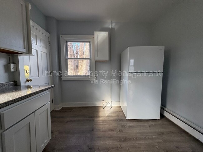 Building Photo - 206 Main St