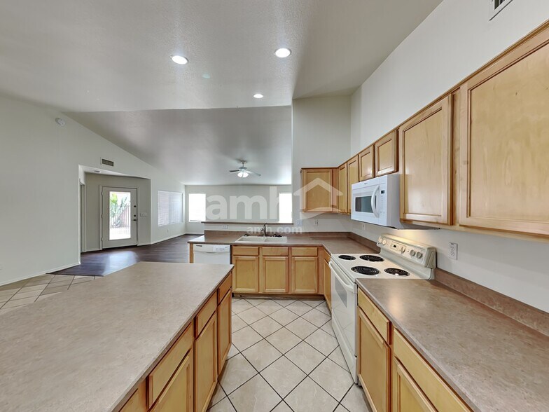Building Photo - 10845 E Wier Ave